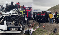 Sivas’ta feci kaza! Servis aracı ile tır çarpıştı: 4 ölü, çok sayıda yaralı var