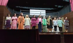 Manisalı tiyatrocuların 'Kadın Sesi' oyununa tam not