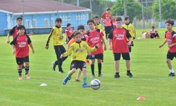 Yunusemre'de minik futbolcular 19 Mayıs için ter döktü