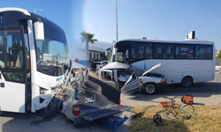 İzmir'de midibüs ile pikap çarpıştı: 1 ölü, 6 yaralı