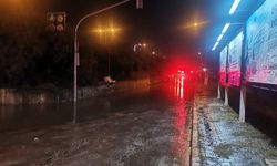 İzmir’i sel vurdu: Araçlar suya gömüldü, yol trafiğe kapatıldı!