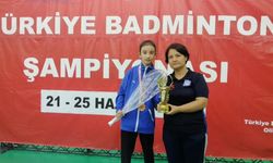 Manisalı Zeren badmintonda Türkiye üçüncüsü oldu