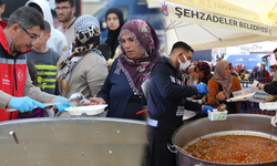 Şehzadeler Belediyesi Adıyaman'da on binlerce kişinin yemek ihtiyacını karşıladı
