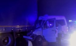 Kırkpınar güreşçilerini taşıyan minibüs tıra çarptı: 9 yaralı