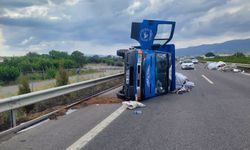 Hurda yüklü kamyonet devrildi: 2 yaralı