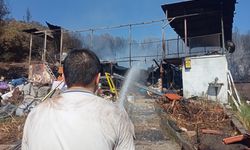  Aliağa'daki yangında 4 ev hasar gördü, 1'i tamamen yandı