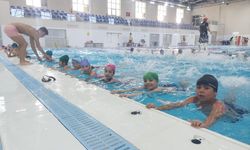 Şehzadeler Belediyesinden çocuklara yüzme kursu