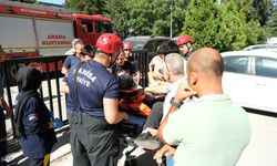 Bacağına saplanan korkuluk demiriyle hastaneye kaldırıldı