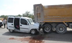 Hafif ticari araç hafriyat kamyonuna çarptı: 4’ü çocuk 7 yaralı!