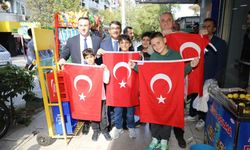 Başkan Çelik'ten esnaf ve vatandaşlara Türk bayrağı