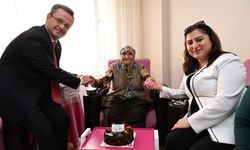 Vali Ünlü, Cumhuriyetle yaşıt Ayşe teyzenin 100. yaşını kutladı