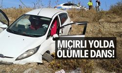 Mıcır nedeniyle yolda kayan otomobil şarampole devrildi: 2 yaralı