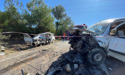 Manisa'da feci kaza! Otomobil ile hafif ticari araç çarpıştı: 2 ölü, 3 yaralı