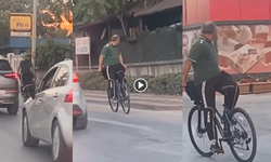 Gören şaşkına döndü! Trafiğin aktığı caddede bisikletine ters binerek ilerledi!