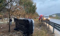 Manisa'da bariyerlere çarpan araç yan yattı: 1 yaralı