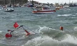 Foça'da fırtına balıkçı teknelerini batırdı