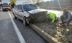 Orta refüje çarpan otomobildeki 4 kişi yaralandı