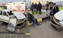 Manisa'da iki otomobil çarpıştı! 8 yaralı