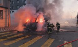 Park halindeki otomobil alev alev yandı! Kullanılamaz hale geldi