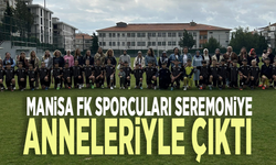 Manisa FK sporcuları seremoniye anneleriyle çıktı