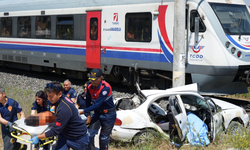 Manisa'da feci kaza! Tren otomobile çarptı! 1 kişi hayatını kaybetti