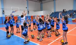 Yunusemre'de yaz spor okulu voleybol kurslarına yoğun ilgi