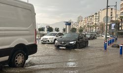 İzmir’i yaz sağanağı vurdu
