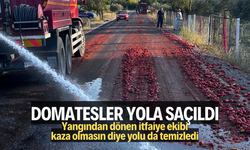 İzmir'deki yangını söndüren itfaiye erleri, Manisa'da yola saçılan domatesleri temizledi