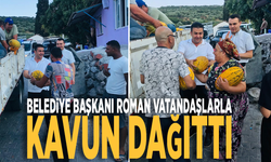 Belediye Başkanı Roman vatandaşlarla kavun dağıttı