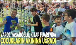 Varol Yaşaroğlu, Kitap Fuarı'nda çocukların akınına uğradı