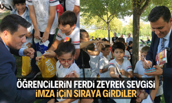 Ferdi Zeyrek’ten Kitap Fuarında imza şov