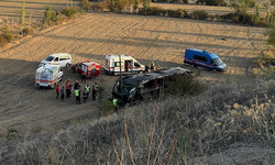 Yolcu otobüsü şarampole devrildi: 21 yaralı!