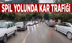 Spil yolunda kar trafiği