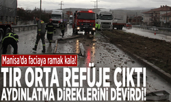 Manisa'da faciaya ramak kala: Tır orta refüje çıktı, aydınlatma direklerini devirdi!