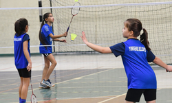 Altın ve gümüşle dolu turnuva: Minik badmintonculardan büyük başarı