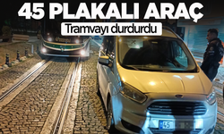 45 plakalı araç tramvayı durdurdu