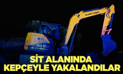 Sit alanında kepçeyle kazı yaparken yakalandılar