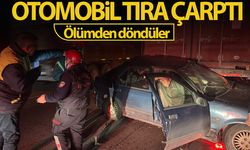 Otomobil, yol kenarındaki tıra çarptı: 2 ağır yaralı