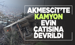 Akmescit'te kamyon evin çatısına devrildi