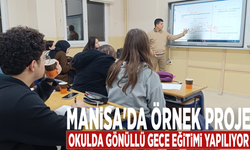 Manisa'da örnek proje: Okulda gönüllü gece eğitimi yapılıyor