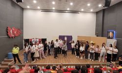 Ortaokul öğrencilerinin tiyatro performansına tam not