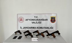 Afyon'da kaçak silah satmaya çalışan şahıs otobüste yakalandı