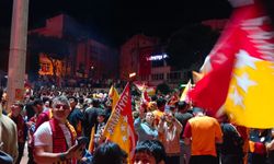 İzmir’de sarı-kırmızılı taraftarlar şampiyonluğu kutladı