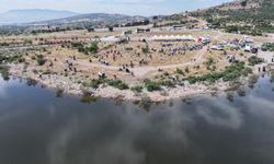 Manisa'da gönüllüler göleti temizledi