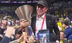 Ali Koç kupayla omuzlarda!