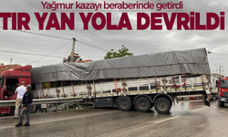 Manisa'da etkili olan sağanak kazayı beraberinde getirdi: Tır yan yola devrildi