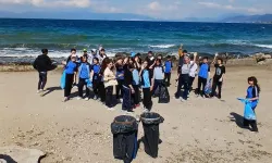 Mudanya'da ortaokul öğrencilerinden sahil temizliği