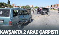 2 otomobil kavşakta çarpıştı: 1 yaralı