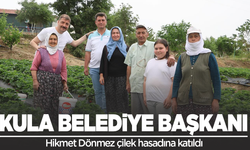 Başkan Hikmet Dönmez Çarıkballı’da Çilek Hasadına Katıldı, Çiftçilerle Buluştu