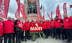 DİSK, Taksim Cumhuriyet Anıtı'na çelenk bıraktı